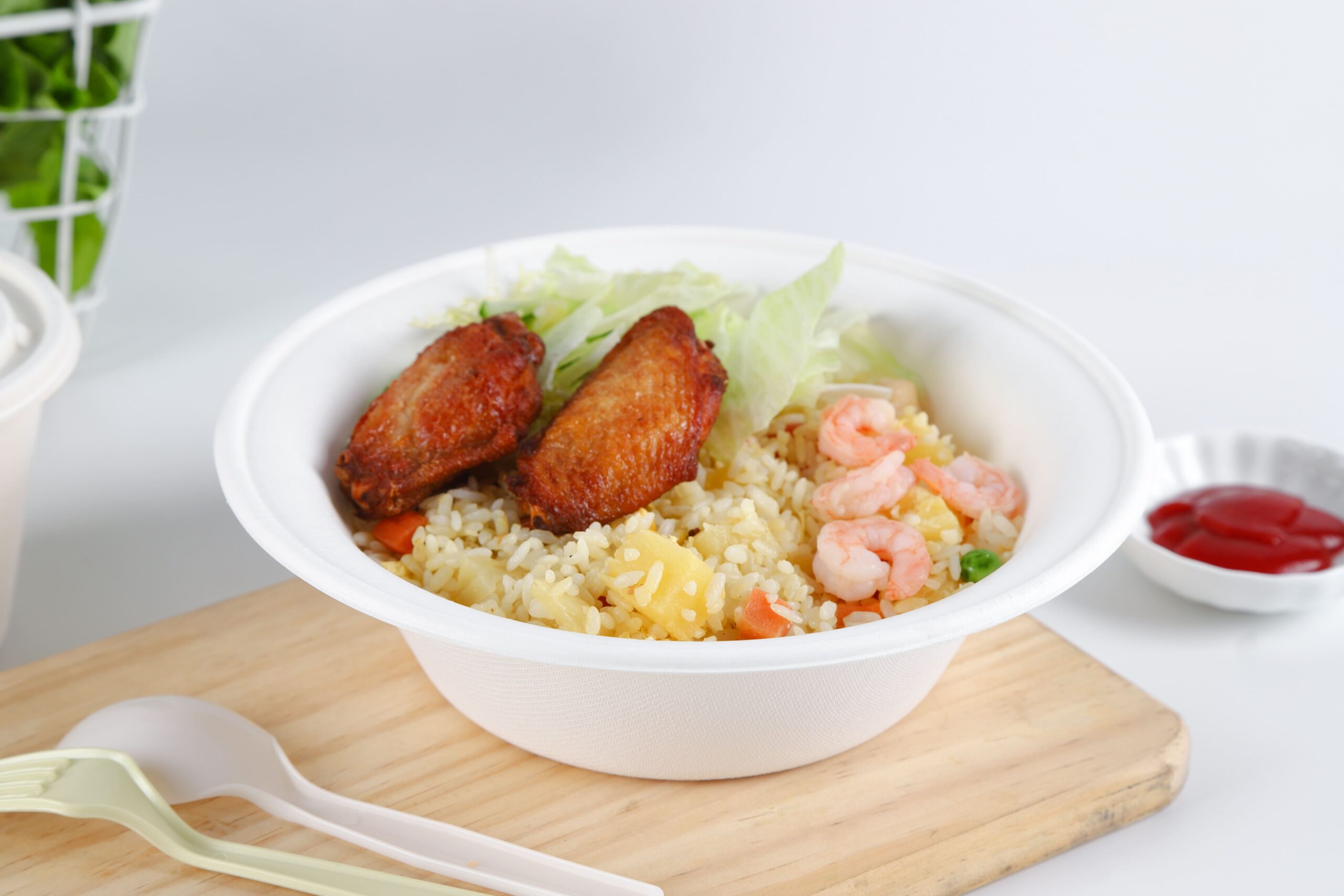 A sturdy sugarcane bagasse bowl ready for the microwave