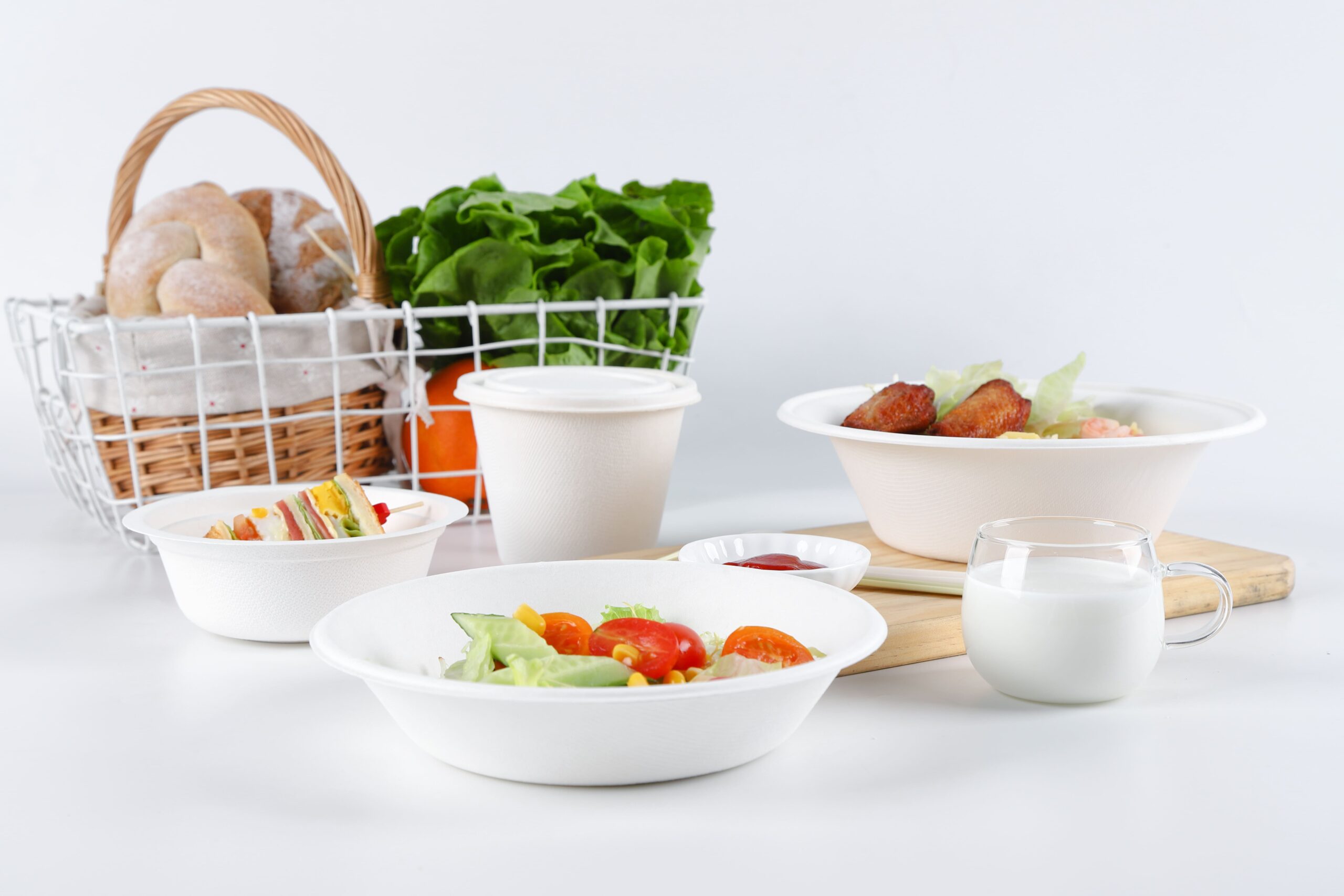 A person safely reheating food in a sugarcane bagasse bowl